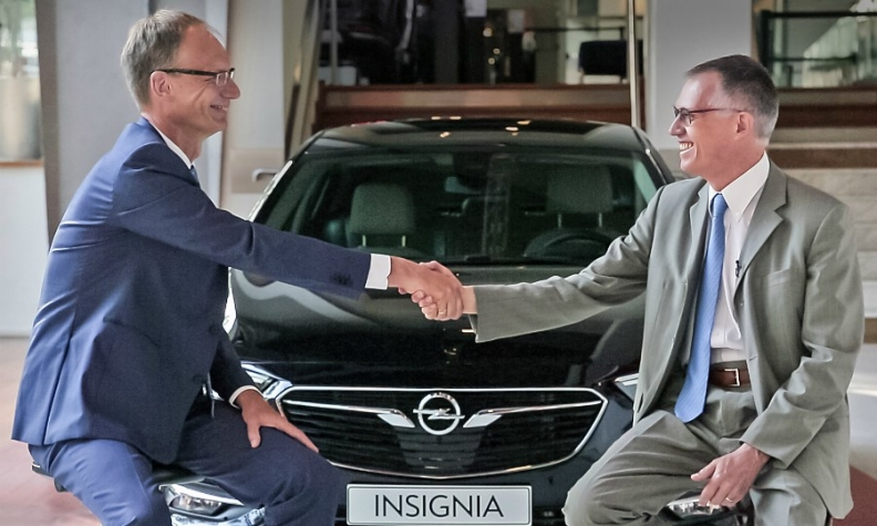 Il CEO di Opel Michael Lohscheller e il CEO del Gruppo PSA Carlos Tavares