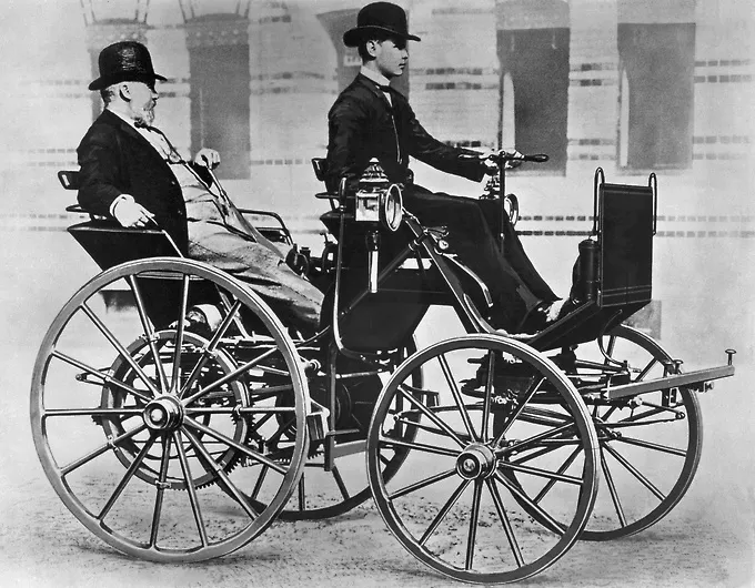 Gottlieb Daimler e Wilhelm Maybach progettarono l'automobile nel 1885