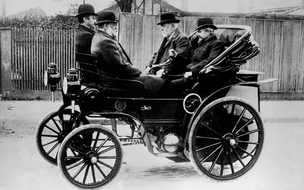 L'auto con trasmissione a cinghia di Gottlieb Daimler, 1895
