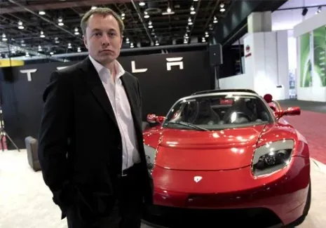 Elon Musk con Tesla Roadster nel 2008