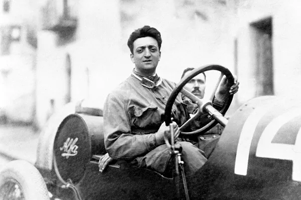Ritratto di corsa di Enzo Ferrari 1918