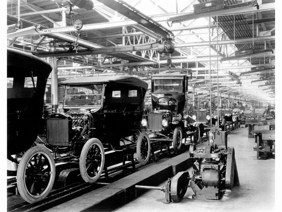 Prima catena di montaggio mobile Ford 1913