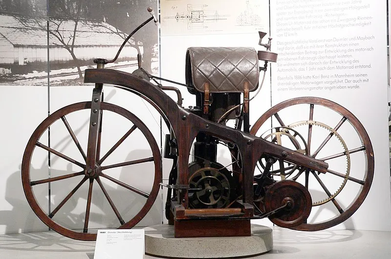 Gottlieb Daimler e Wilhelm Maybach progettarono la Reitwagen nel 1885