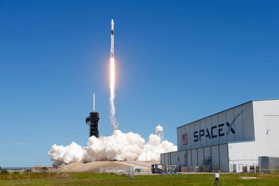 Il razzo SpaceX Falcon 9 con il lancio del modulo Dragon