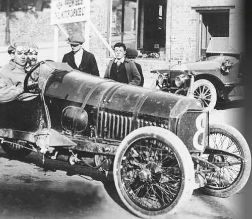 Walter Owen Bentley su un'auto DFP, 1914