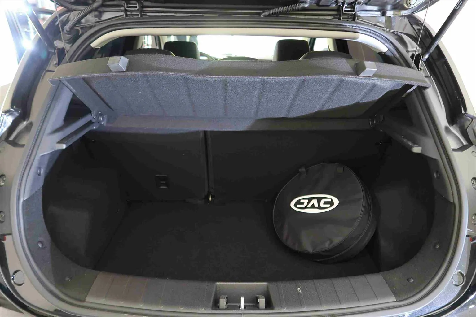 Jac e-S2 EV Elektro Luxury Black Edition SUV  Image 8