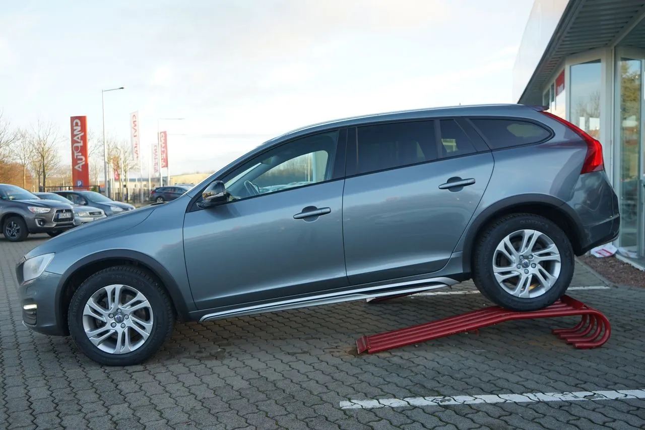 Volvo V60 Cross Country D4 AWD Plus...  Image 2