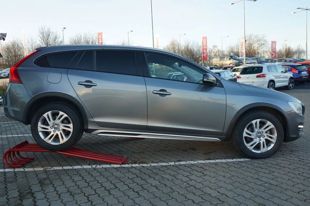 Volvo V60 Cross Country D4 AWD Plus...  Image 3