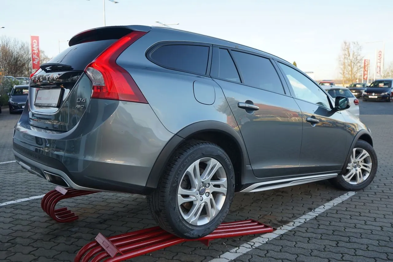 Volvo V60 Cross Country D4 AWD Plus...  Image 4