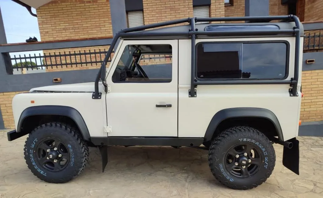 Land Rover Defender 90 único Image 6