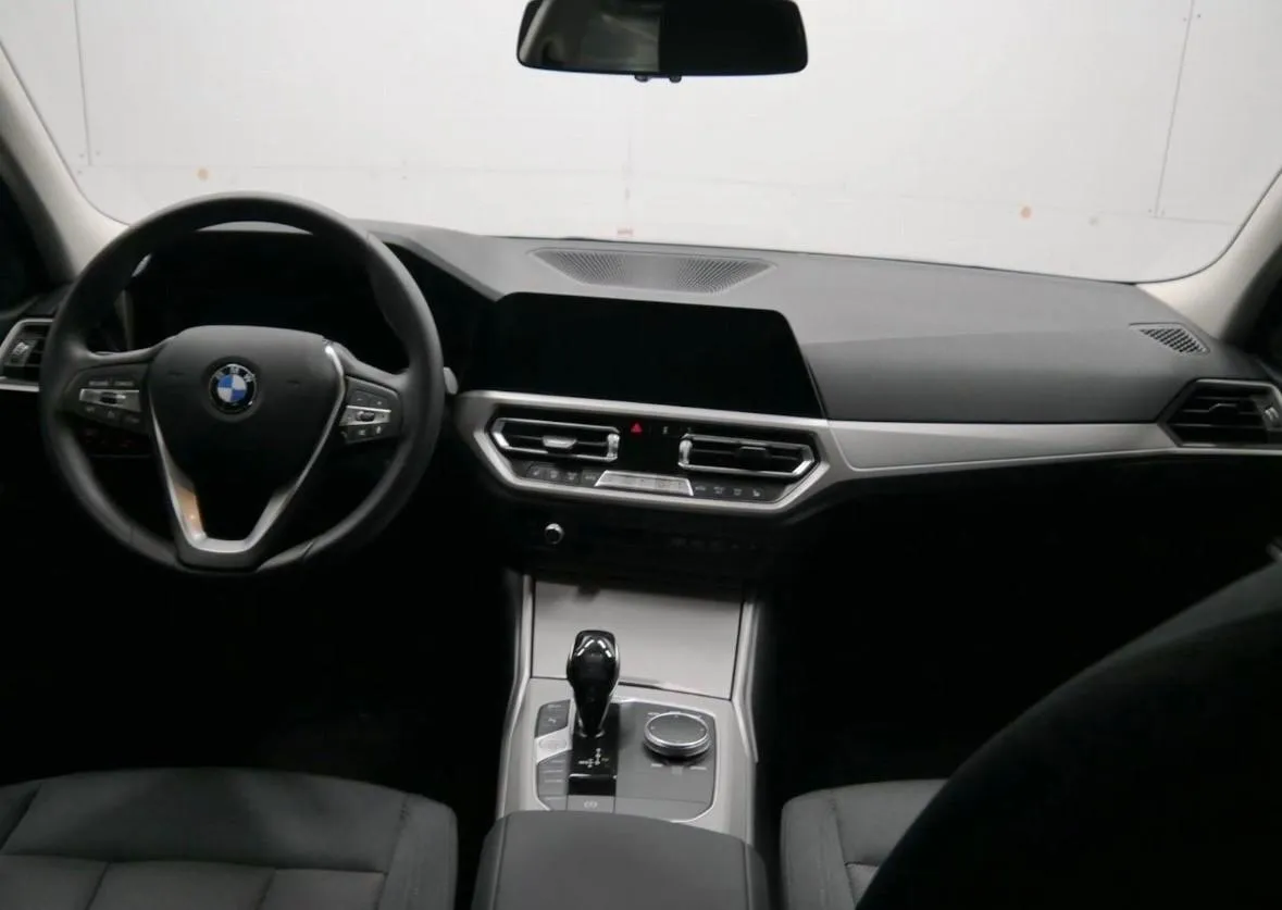 BMW Serie 3 318d 48V Business Advantage Image 5