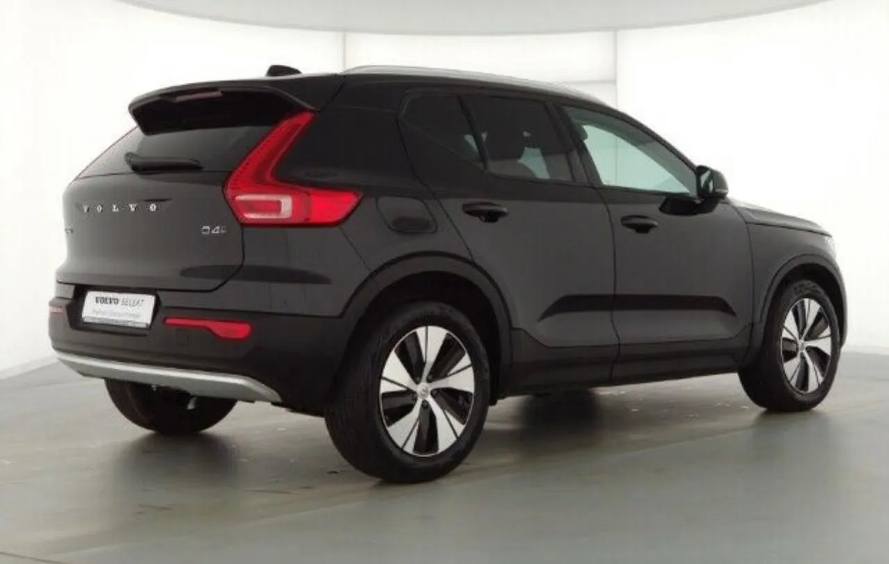 VOLVO XC40 D4 AWD Geartronic Momentum Image 2