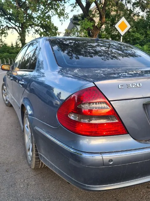 Mercedes-Benz E 320 Avantgarde Image 4